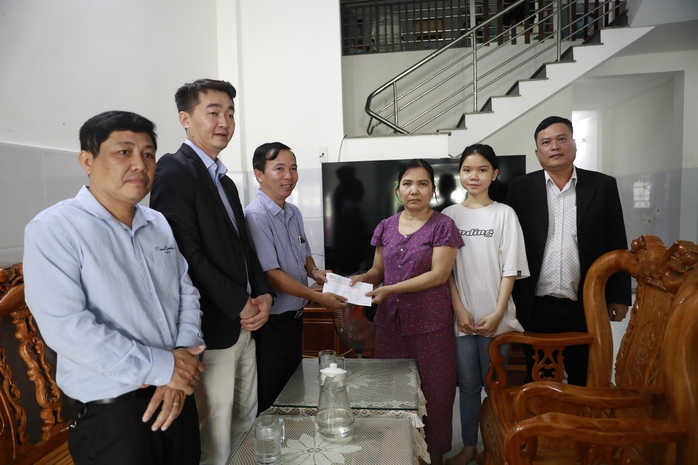 Đà Nẵng: Con gái cựu binh Gạc Ma nhận học bổng toàn phần- Ảnh 1. Đà Nẵng: Con gái cựu binh Gạc Ma nhận học bổng toàn phần- Ảnh 1.