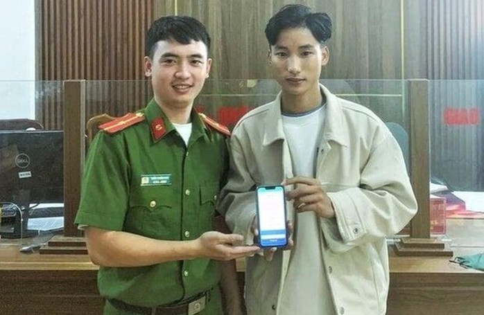Nam sinh lớp 12 ở Hà Tĩnh trả lại 200 triệu đồng cho người khác chuyển nhầm- Ảnh 1. Nam sinh lớp 12 ở Hà Tĩnh trả lại 200 triệu đồng cho người khác chuyển nhầm- Ảnh 1.