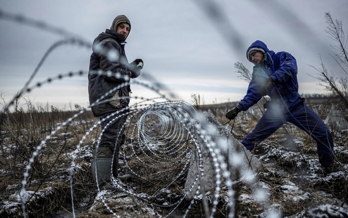Hàng rào dây thép gai ở một khu vực Ukraine đặt phòng tuyến. Ảnh: Reuters Hàng rào dây thép gai ở một khu vực Ukraine đặt phòng tuyến. Ảnh: Reuters