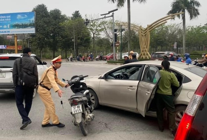 Người đàn ông đập vỡ kính ôtô sau va chạm giao thông là cán bộ hải quan- Ảnh 2. Người đàn ông đập vỡ kính ôtô sau va chạm giao thông là cán bộ hải quan- Ảnh 2.