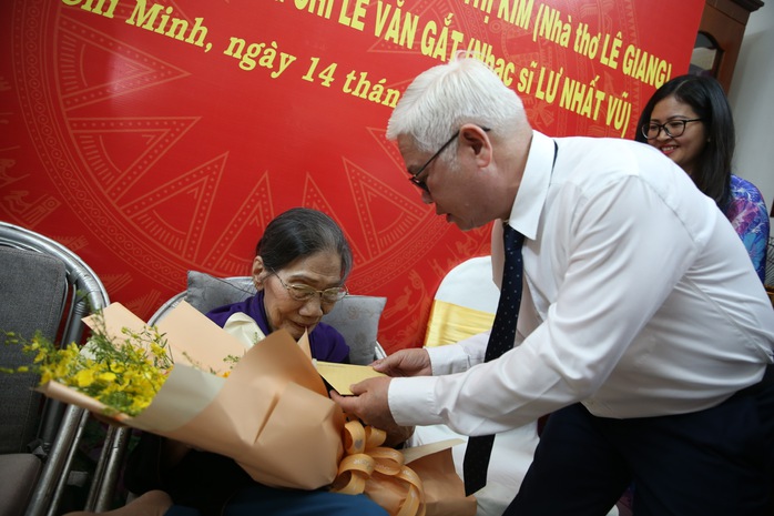 Bí thư Nguyễn Văn Nên trao huy hiệu Đảng cho vợ chồng nhà thơ - nhạc sĩ Lê Giang- Lư Nhất Vũ- Ảnh 2. Bí thư Nguyễn Văn Nên trao huy hiệu Đảng cho vợ chồng nhà thơ - nhạc sĩ Lê Giang- Lư Nhất Vũ- Ảnh 2.