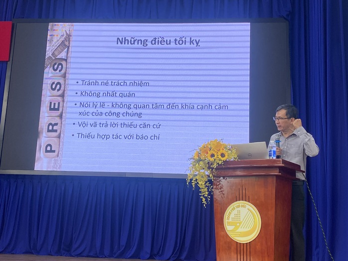 Gần 400 nhà quản lý giáo dục 