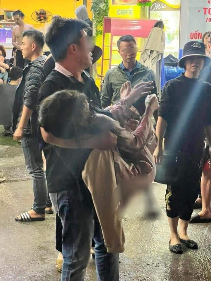 Cháy nhà trọ trong đêm, nhiều người hoảng loạn- Ảnh 2. Cháy nhà trọ trong đêm, nhiều người hoảng loạn- Ảnh 2.