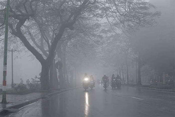 Miền Bắc, thời tiết nồm ẩm, mưa phùn, sương mù sẽ còn kéo dài trong nhiều ngày tới gây khó khăn trong sinh hoạt của người dân