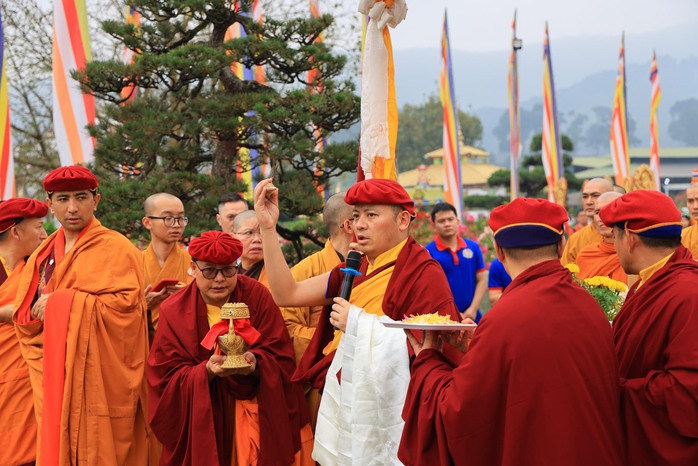 Khai quang điểm nhãn tôn tượng Đức Phật Thích Ca tại Đại Bảo Tháp Mandala Tây Thiên- Ảnh 1. Khai quang điểm nhãn tôn tượng Đức Phật Thích Ca tại Đại Bảo Tháp Mandala Tây Thiên- Ảnh 1.