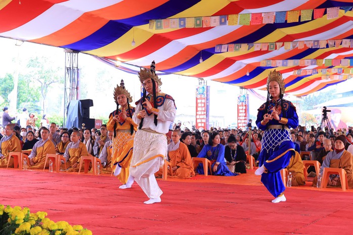 Khai quang điểm nhãn tôn tượng Đức Phật Thích Ca tại Đại Bảo Tháp Mandala Tây Thiên- Ảnh 2. Khai quang điểm nhãn tôn tượng Đức Phật Thích Ca tại Đại Bảo Tháp Mandala Tây Thiên- Ảnh 2.