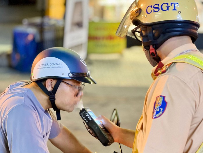 Đội CSGT - Trật tự Công an TP Thủ Đức kiểm tra nồng độ cồn người đi đường Ảnh: TRẦN THÁI Đội CSGT - Trật tự Công an TP Thủ Đức kiểm tra nồng độ cồn người đi đường Ảnh: TRẦN THÁI