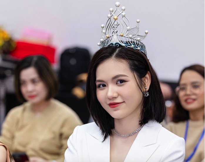 Hoa hậu Lương Kỳ Duyên ngồi ghế nóng chấm Hoa hậu Lương Kỳ Duyên ngồi ghế nóng chấm