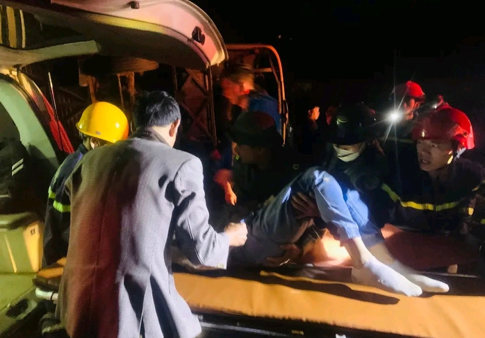 Lật xe khách, hàng chục người được đưa đến bệnh viện- Ảnh 4. Lật xe khách, hàng chục người được đưa đến bệnh viện- Ảnh 4.