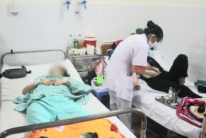 Tìm nguyên nhân vụ ngộ độc cơm gà khiến cả trăm người nhập viện- Ảnh 1. Tìm nguyên nhân vụ ngộ độc cơm gà khiến cả trăm người nhập viện- Ảnh 1.