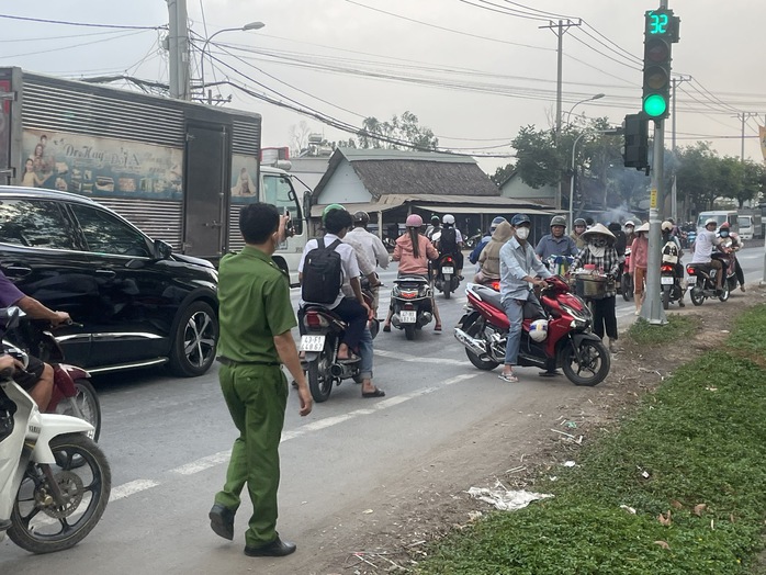 Muốn nhanh, nhiều phụ huynh đi ngược chiều, bất chấp nguy hiểm- Ảnh 1. Muốn nhanh, nhiều phụ huynh đi ngược chiều, bất chấp nguy hiểm- Ảnh 1.