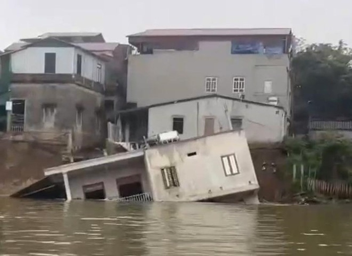 VIDEO: Ngôi nhà 2 tầng sụt, chìm nghỉm xuống sông trong chưa đầy 2 phút- Ảnh 1. VIDEO: Ngôi nhà 2 tầng sụt, chìm nghỉm xuống sông trong chưa đầy 2 phút- Ảnh 1.