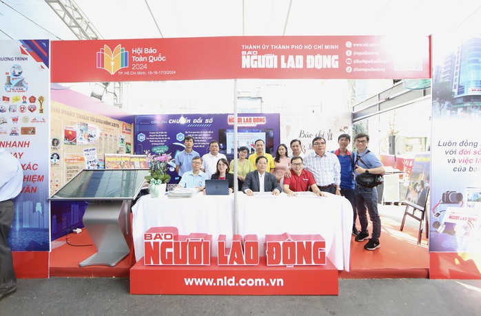 Gian trưng bày Báo Người Lao Động thu hút nhiều bạn đọc tham quan- Ảnh 6. Gian trưng bày Báo Người Lao Động thu hút nhiều bạn đọc tham quan- Ảnh 6.