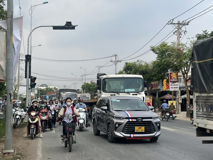 Muốn nhanh, nhiều phụ huynh đi ngược chiều, bất chấp nguy hiểm- Ảnh 2. Muốn nhanh, nhiều phụ huynh đi ngược chiều, bất chấp nguy hiểm- Ảnh 2.