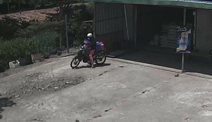 Bắt quả tang “nữ quái” chuyên bịt kín mặt rồi đi trộm bia - Ảnh 2. Bắt quả tang “nữ quái” chuyên bịt kín mặt rồi đi trộm bia - Ảnh 2.