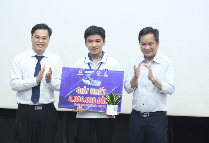 Võ Đăng Tuệ xuất sắc giành 2 giải nhất tại cuộc thi Giờ lập trình - Hour of code năm 2024 Võ Đăng Tuệ xuất sắc giành 2 giải nhất tại cuộc thi Giờ lập trình - Hour of code năm 2024