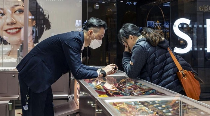 Khách hàng tại một cửa hàng vàng trang sức ở Trung Quốc Ảnh: BLOOMBERG Khách hàng tại một cửa hàng vàng trang sức ở Trung Quốc Ảnh: BLOOMBERG