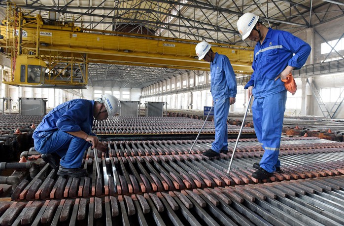Công nhân làm việc tại xí nghiệp đồng Jinlong ở tỉnh An Huy - Trung Quốc Ảnh: REUTERS Công nhân làm việc tại xí nghiệp đồng Jinlong ở tỉnh An Huy - Trung Quốc Ảnh: REUTERS