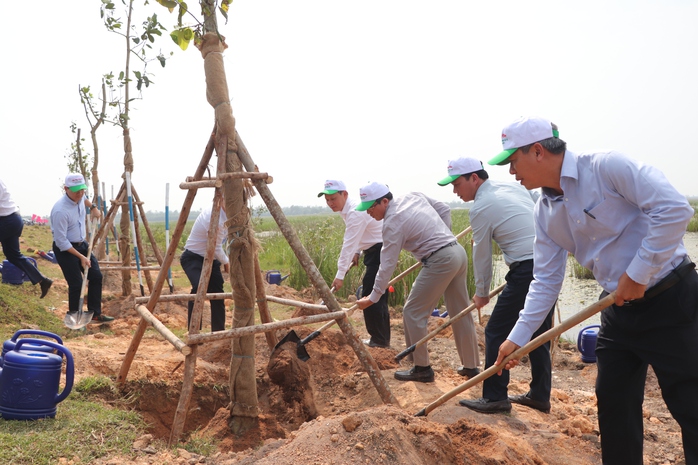 Bộ trưởng Đặng Quốc Khánh và lãnh đạo Quảng Nam thả cá ở sông Đầm- Ảnh 2. Bộ trưởng Đặng Quốc Khánh và lãnh đạo Quảng Nam thả cá ở sông Đầm- Ảnh 2.