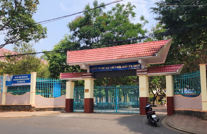 Xử lý nghiêm sai phạm tại Trường THPT lâu đời nhất Đắk Lắk
- Ảnh 1. Xử lý nghiêm sai phạm tại Trường THPT lâu đời nhất Đắk Lắk
- Ảnh 1.