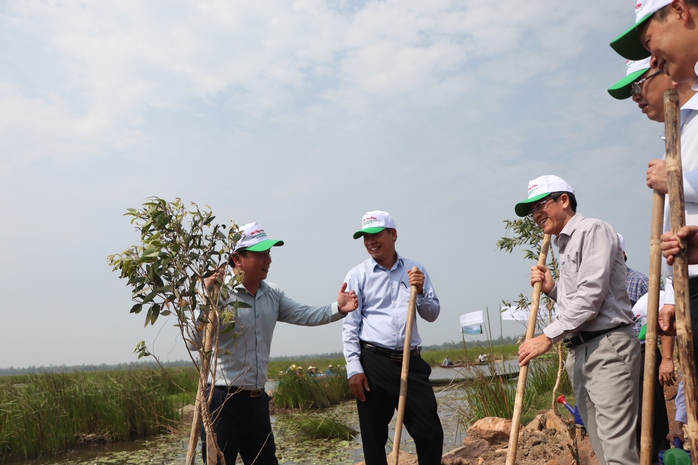Bộ trưởng Đặng Quốc Khánh và lãnh đạo Quảng Nam thả cá ở sông Đầm- Ảnh 3. Bộ trưởng Đặng Quốc Khánh và lãnh đạo Quảng Nam thả cá ở sông Đầm- Ảnh 3.
