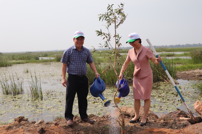 Bộ trưởng Đặng Quốc Khánh và lãnh đạo Quảng Nam thả cá ở sông Đầm- Ảnh 5. Bộ trưởng Đặng Quốc Khánh và lãnh đạo Quảng Nam thả cá ở sông Đầm- Ảnh 5.