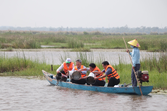 Bộ trưởng Đặng Quốc Khánh và lãnh đạo Quảng Nam thả cá ở sông Đầm- Ảnh 4. Bộ trưởng Đặng Quốc Khánh và lãnh đạo Quảng Nam thả cá ở sông Đầm- Ảnh 4.