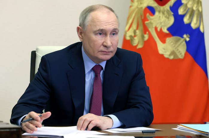Ông Putin tuyên bố trừng phạt Ukraine, Tổng thống Zelensky phản đòn- Ảnh 1. Ông Putin tuyên bố trừng phạt Ukraine, Tổng thống Zelensky phản đòn- Ảnh 1.