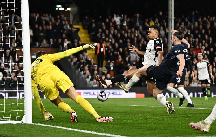 Tottenham thua sốc trận derby London, sân Craven Cottage mở hội- Ảnh 5. Tottenham thua sốc trận derby London, sân Craven Cottage mở hội- Ảnh 5.