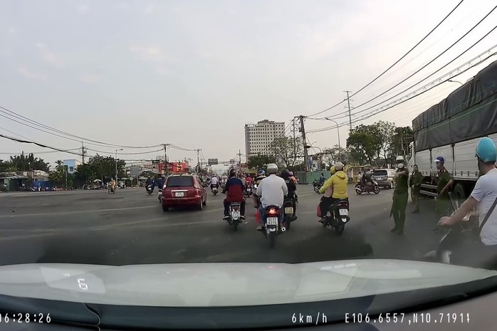 2 cụ bà tử vong trong vụ tai nạn giao thông nghiêm trọng ở huyện Bình Chánh- Ảnh 2. 2 cụ bà tử vong trong vụ tai nạn giao thông nghiêm trọng ở huyện Bình Chánh- Ảnh 2.