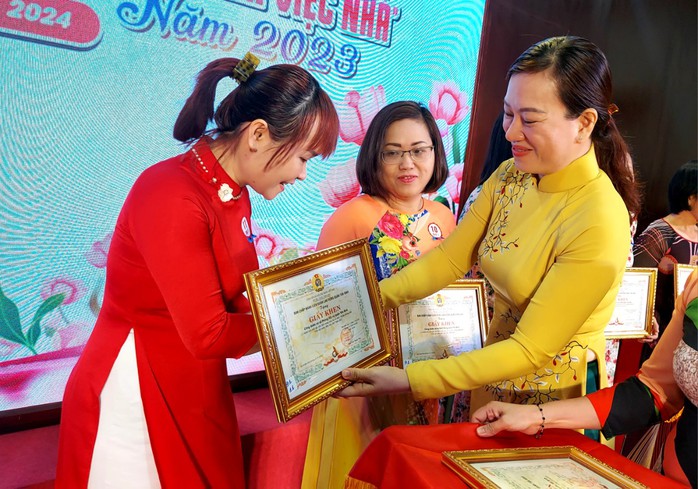 Hơn 12.600 nữ CNVC-LĐ đạt danh hiệu Hơn 12.600 nữ CNVC-LĐ đạt danh hiệu