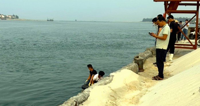 Liên tiếp phát hiện thi thể trôi dạt vào bờ biển ở Quảng Bình- Ảnh 1. Liên tiếp phát hiện thi thể trôi dạt vào bờ biển ở Quảng Bình- Ảnh 1.
