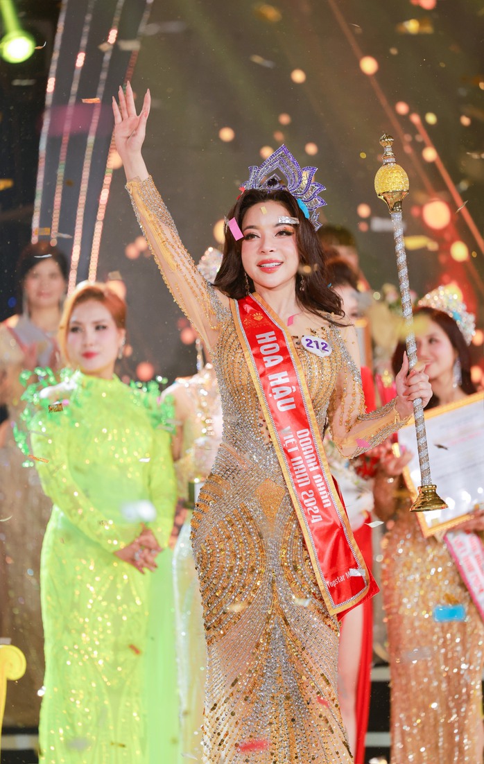 Doanh nhân Thanh Hóa Phạm Lê Thu Hiền đăng quang hoa hậu
- Ảnh 2. Doanh nhân Thanh Hóa Phạm Lê Thu Hiền đăng quang hoa hậu
- Ảnh 2.