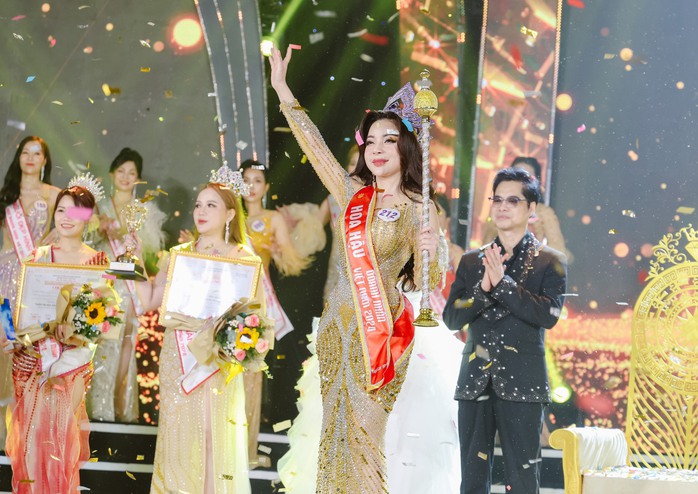 Doanh nhân Thanh Hóa Phạm Lê Thu Hiền đăng quang hoa hậu
- Ảnh 1. Doanh nhân Thanh Hóa Phạm Lê Thu Hiền đăng quang hoa hậu
- Ảnh 1.