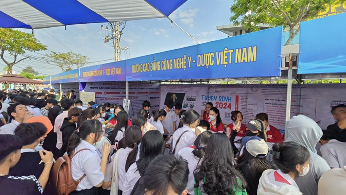 Hơn 4.500 người ở Đà Nẵng được tư vấn tuyển sinh, giáo dục nghề nghiệp- Ảnh 1. Hơn 4.500 người ở Đà Nẵng được tư vấn tuyển sinh, giáo dục nghề nghiệp- Ảnh 1.