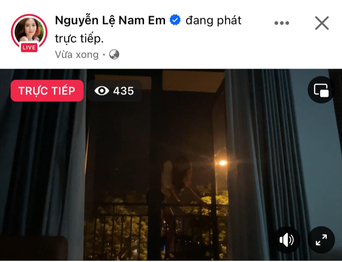 Nam Em gây sốc với cảnh leo ra ban công lúc đang livestream- Ảnh 1. Nam Em gây sốc với cảnh leo ra ban công lúc đang livestream- Ảnh 1.