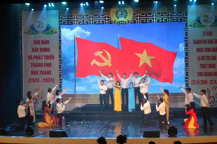 Hội thi văn nghệ chào mừng 100 năm thành phố Nha Trang- Ảnh 4. Hội thi văn nghệ chào mừng 100 năm thành phố Nha Trang- Ảnh 4.