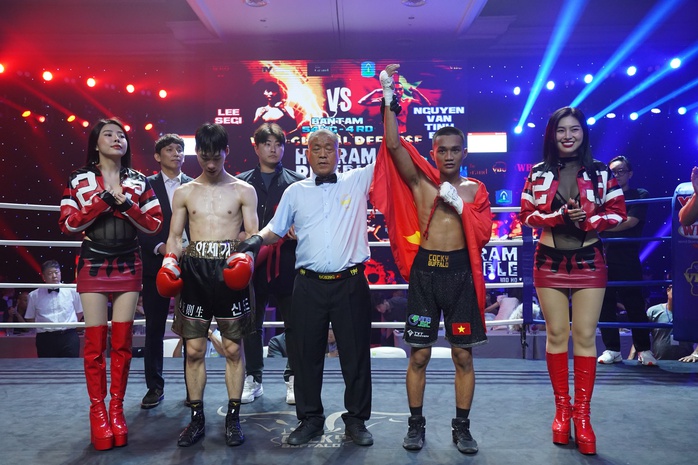 Nguyễn Văn Tình Em thắng điểm trước tay đấm người Hàn Quốc Lee Se Ki Nguyễn Văn Tình Em thắng điểm trước tay đấm người Hàn Quốc Lee Se Ki