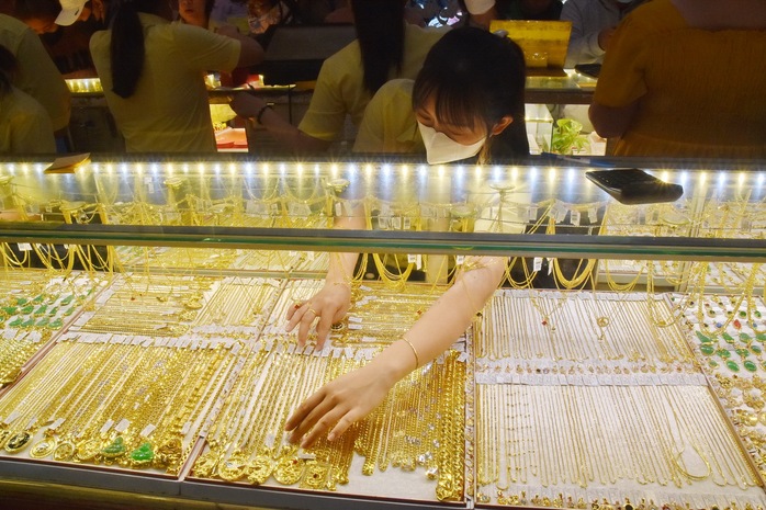 Giá vàng hôm nay 17-3: Chốt tuần, vàng SJC và vàng nhẫn đồng loạt giảm- Ảnh 1. Giá vàng hôm nay 17-3: Chốt tuần, vàng SJC và vàng nhẫn đồng loạt giảm- Ảnh 1.