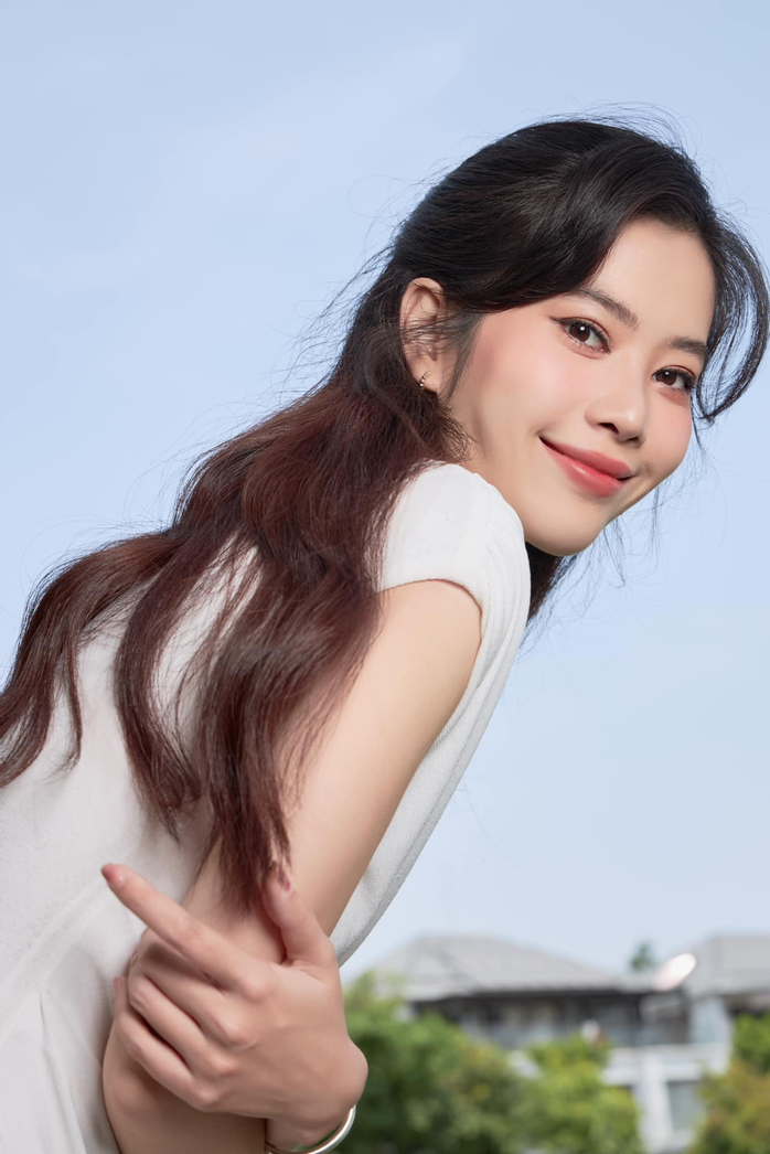 Nam Em gây sốc với cảnh leo ra ban công lúc đang livestream- Ảnh 3. Nam Em gây sốc với cảnh leo ra ban công lúc đang livestream- Ảnh 3.