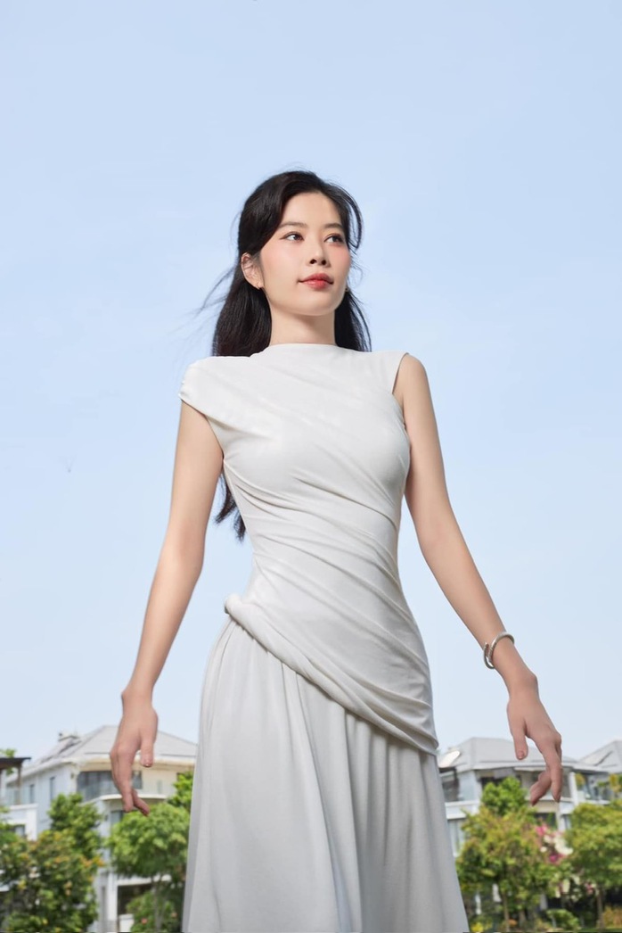 Nam Em gây sốc với cảnh leo ra ban công lúc đang livestream- Ảnh 2. Nam Em gây sốc với cảnh leo ra ban công lúc đang livestream- Ảnh 2.