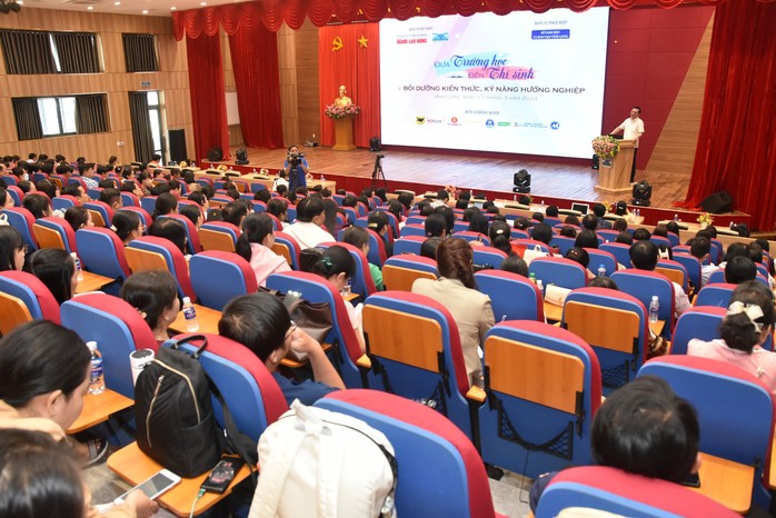 250 giáo viên Vĩnh Long chia sẻ về khó khăn trong hướng nghiệp thời đại AI- Ảnh 4. 250 giáo viên Vĩnh Long chia sẻ về khó khăn trong hướng nghiệp thời đại AI- Ảnh 4.