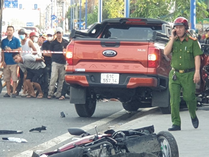 Bình Dương: Xe bán tải tông hàng loạt xe máy, 4 người thương vong- Ảnh 1. Bình Dương: Xe bán tải tông hàng loạt xe máy, 4 người thương vong- Ảnh 1.