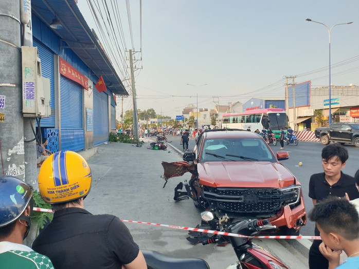 Bình Dương: Xe bán tải tông hàng loạt xe máy, 4 người thương vong- Ảnh 2. Bình Dương: Xe bán tải tông hàng loạt xe máy, 4 người thương vong- Ảnh 2.
