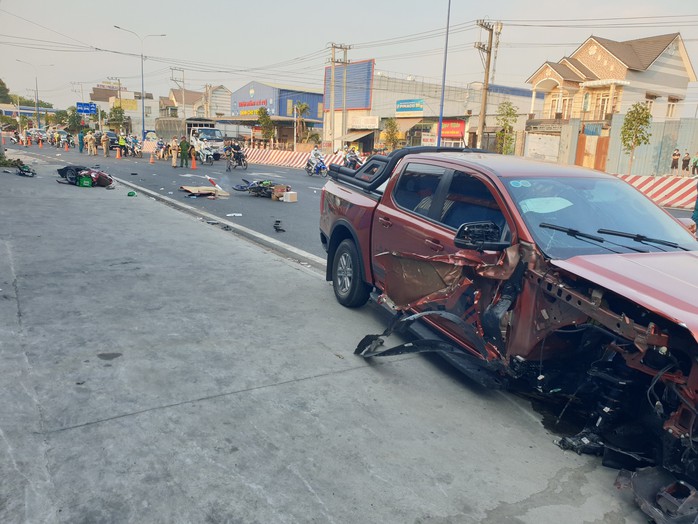 Bình Dương: Xe bán tải tông hàng loạt xe máy, 4 người thương vong- Ảnh 3. Bình Dương: Xe bán tải tông hàng loạt xe máy, 4 người thương vong- Ảnh 3.