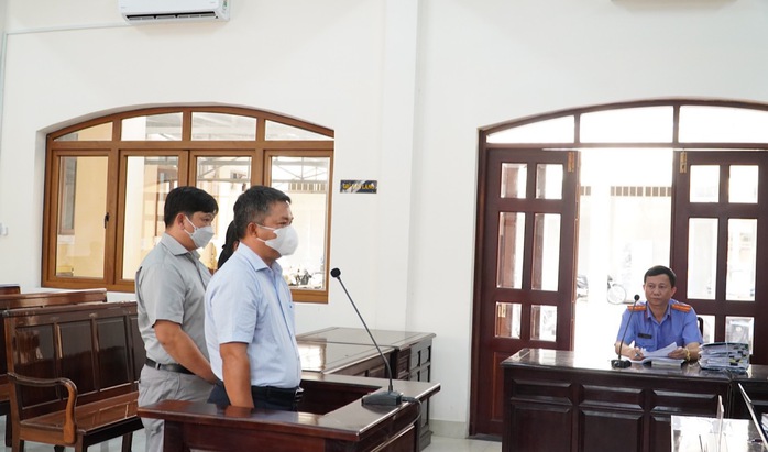 Nguyễn Thuận và đồng phạm tại một phiên tòa bị hoãn Nguyễn Thuận và đồng phạm tại một phiên tòa bị hoãn