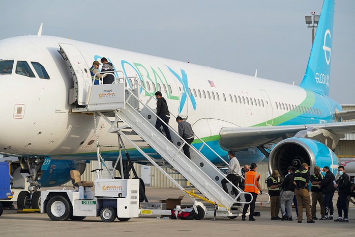 Người nhập cư bị trục xuất từ TP Harlingen, bang Texas - Mỹ đến Colombia hôm 28-2Ảnh: Reuters Người nhập cư bị trục xuất từ TP Harlingen, bang Texas - Mỹ đến Colombia hôm 28-2Ảnh: Reuters