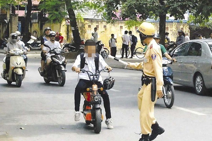 Một học sinh trên địa bàn TP Hà Nội không đội mũ bảo hiểm khi điều khiển xe máy điện Ảnh: Tuấn Lương Một học sinh trên địa bàn TP Hà Nội không đội mũ bảo hiểm khi điều khiển xe máy điện Ảnh: Tuấn Lương