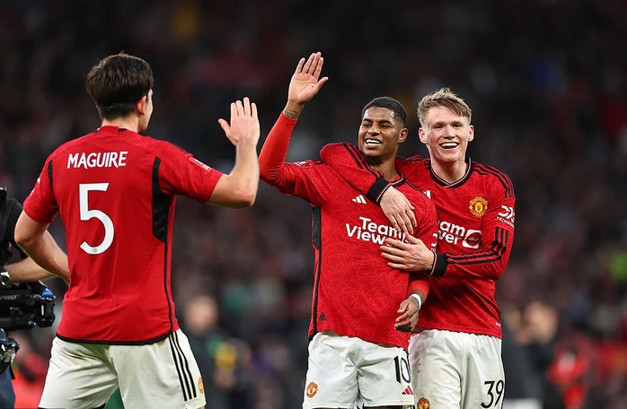 Liverpool vỡ mộng "ăn 4", HLV Klopp chúc mừng Man United- Ảnh 3. Liverpool vỡ mộng "ăn 4", HLV Klopp chúc mừng Man United- Ảnh 3.
