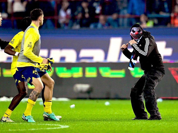 Cầu thủ Fenerbahce đánh nhau với CĐV, cả đội phải chạy vào đường hầm- Ảnh 1. Cầu thủ Fenerbahce đánh nhau với CĐV, cả đội phải chạy vào đường hầm- Ảnh 1.